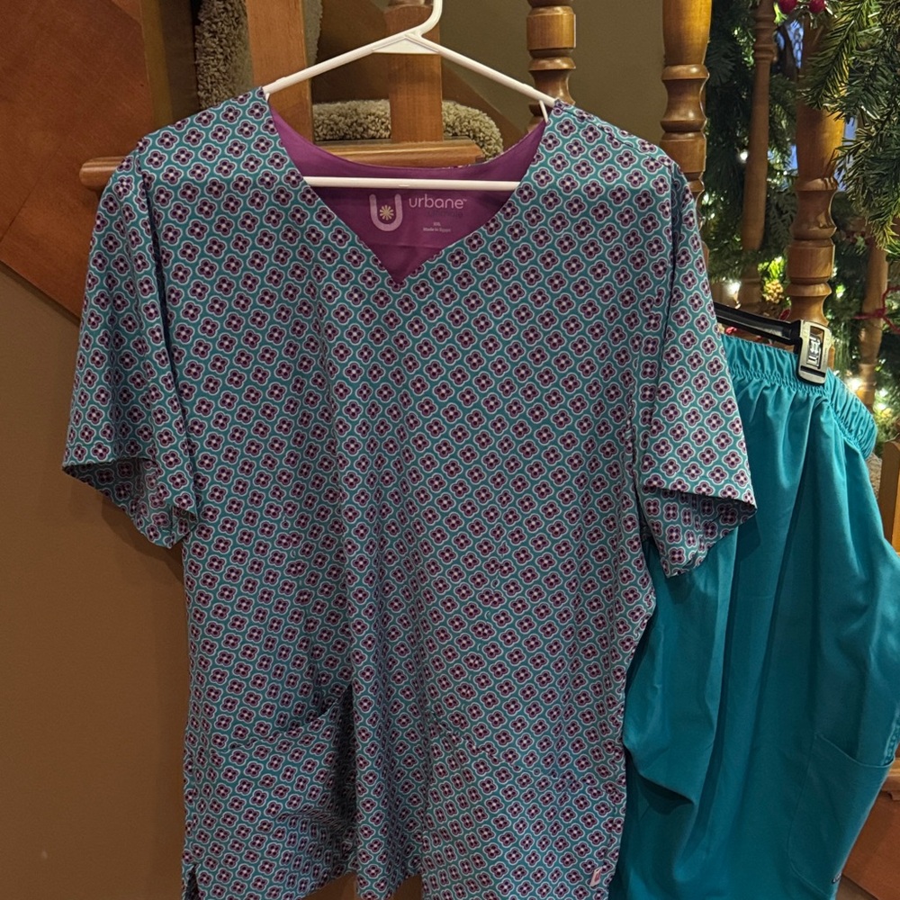 Urbane Diamond Print Scrub Top in Teal Blue and Purple Women’s XXL